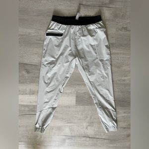 Alphalete Studio Pant in Oyster Grey.